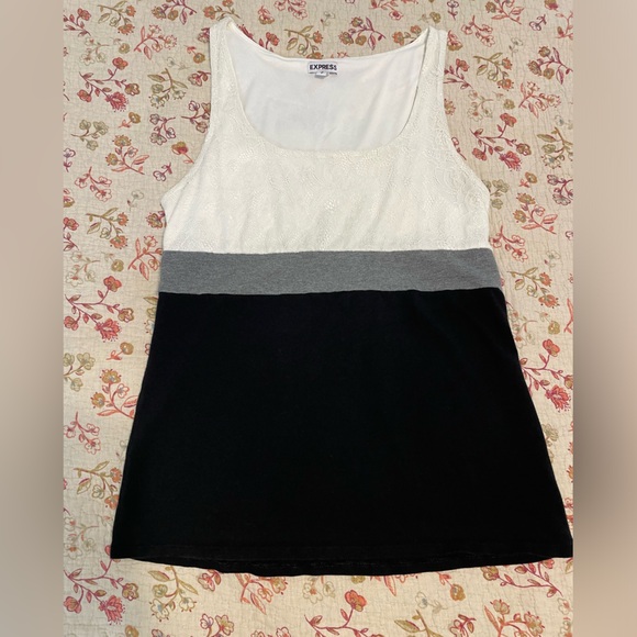 Women’s bundle two T-shirts one tank - Picture 7 of 7